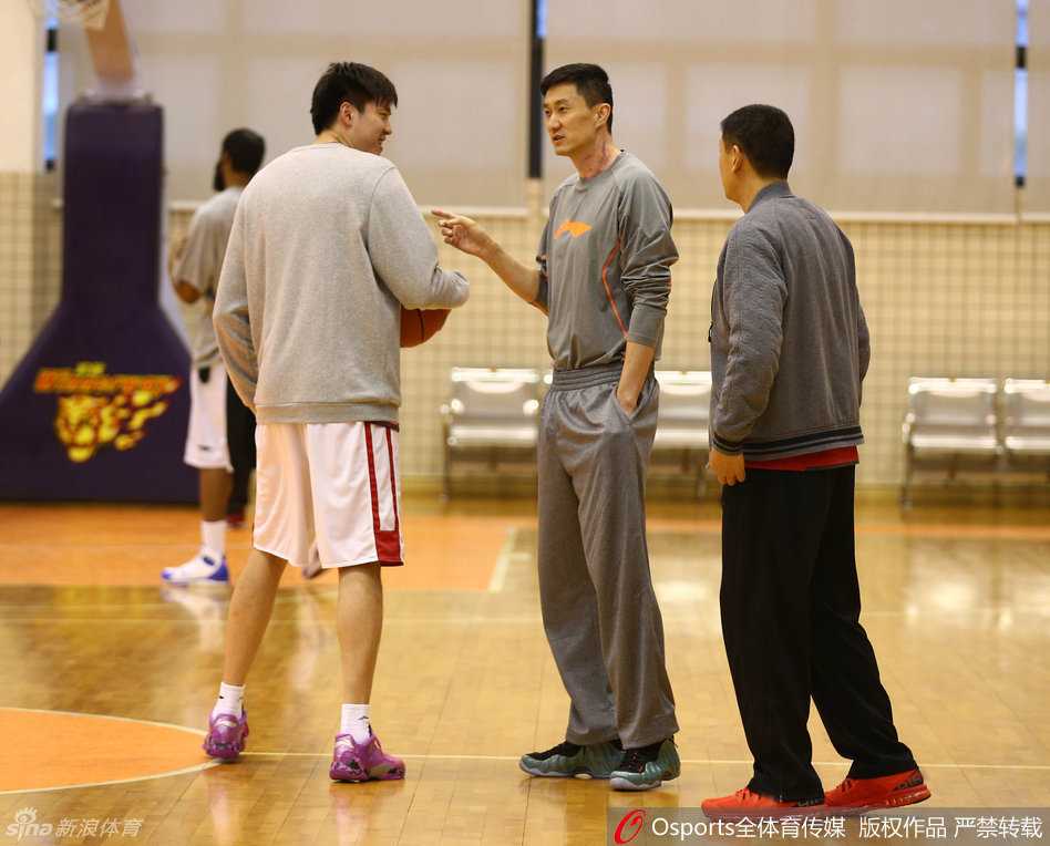 冬日暖阳下的八冠王:重温广东男篮二零一六新春集训点滴 朱芳雨在三分线外接球跳投,出手点依然如巅峰期般标准,球在空中旋转,背景虚化处是周鹏同样在专注投篮的身影。