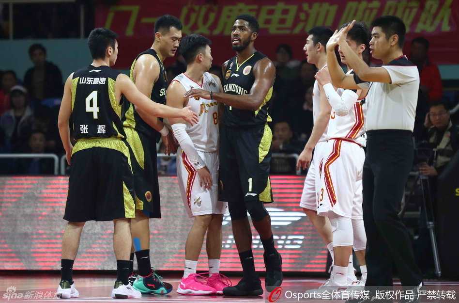 队友妙传穿越防线，内线接球瞬间引爆禁区混战