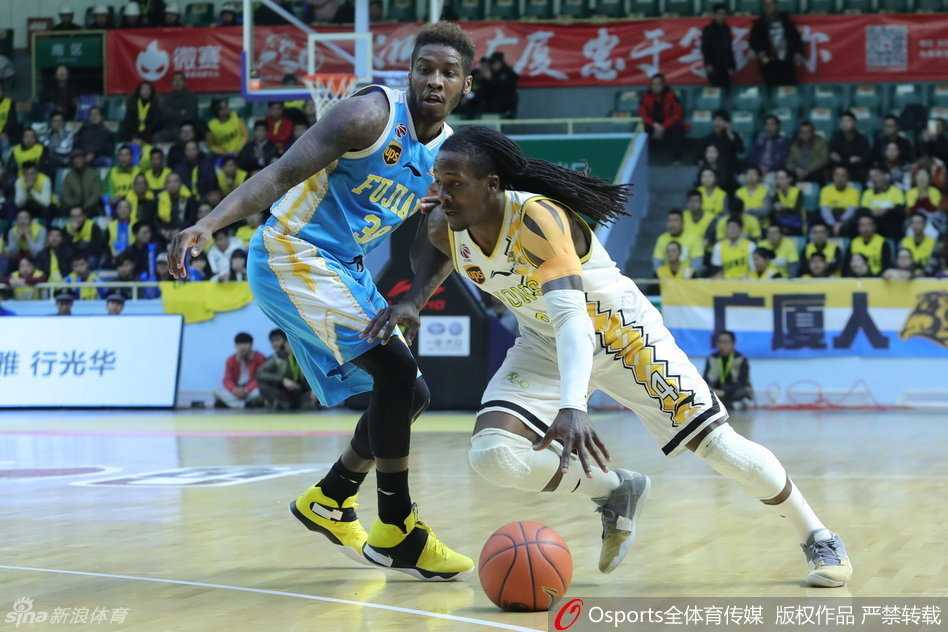 内线巨塔背身强打，以一敌三霸气外露