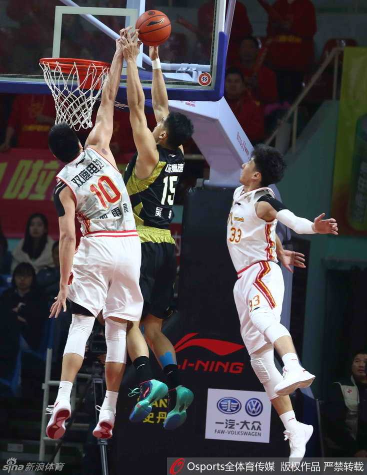 八一悍将与山东硬汉内线缠斗，肌肉碰撞溅火星