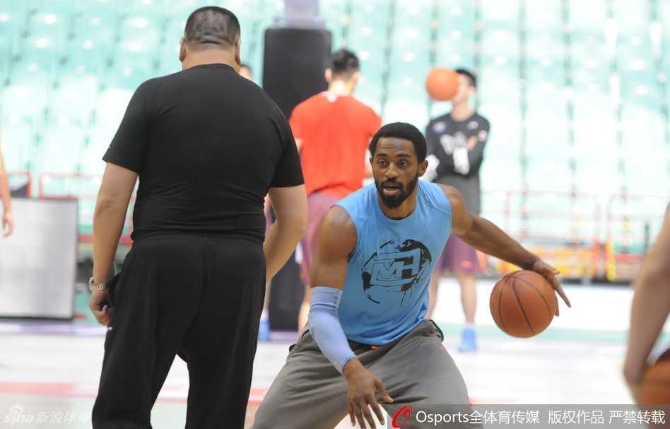 决战前夕的欢乐颂:四川男篮用一种叫“放松”的心态迎接总决赛 在双手双球训练中,哈里斯展现了他出色的球性,篮球在他手中如同被线牵引的木偶,尽管脸上还挂着标志性的微笑,但手上的动作却一丝不苟,这是他强悍得分能力的源泉。