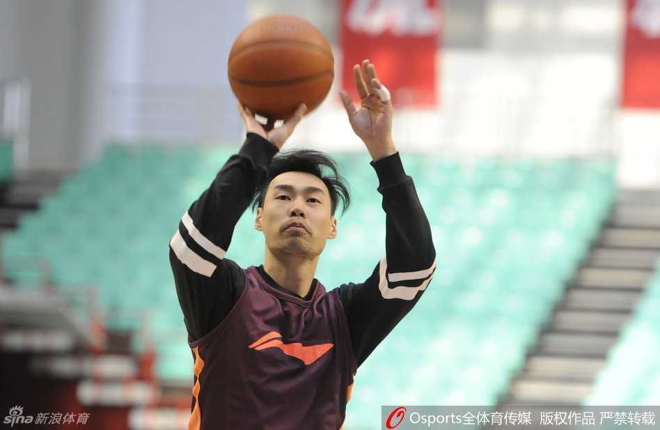 决战前夕的欢乐颂:四川男篮用一种叫“放松”的心态迎接总决赛 场边热身和拉伸成为了球员们交流感情的窗口,大家或坐或卧,一边放松紧绷的肌肉,一边聊着轻松的话题,身体的疲惫在这一刻随着笑声烟消云散。