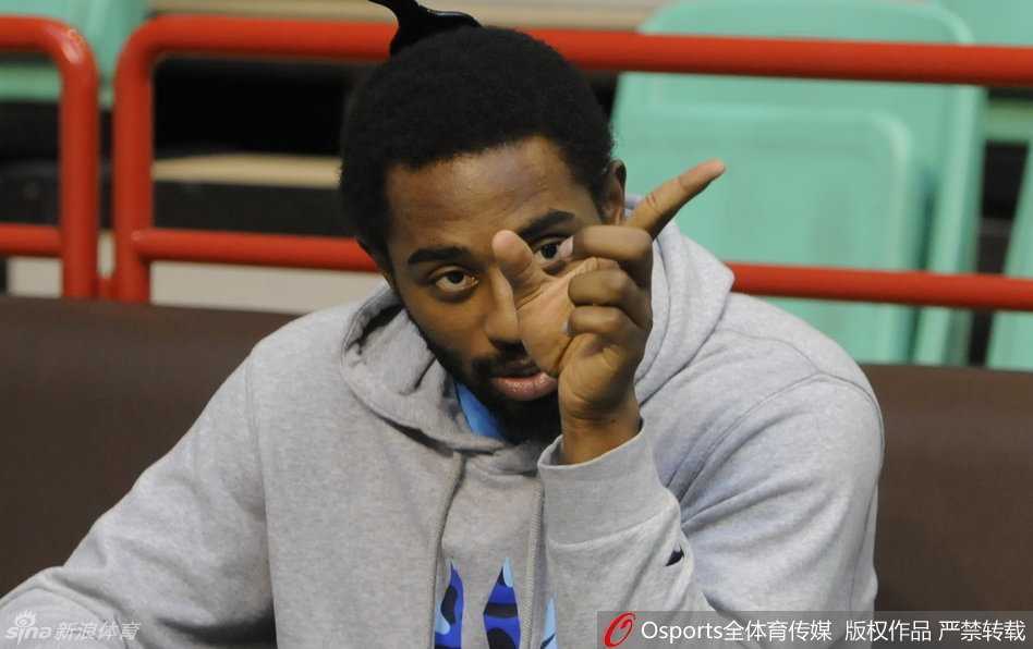 决战前夕的欢乐颂:四川男篮用一种叫“放松”的心态迎接总决赛 全队训练环节,四川队的备战氛围出奇得好,球员们在拉伸间歇互相开着玩笑,这种发自内心的松弛感在总决赛级别的备战中极为罕见,仿佛这只是一场普通的常规赛。