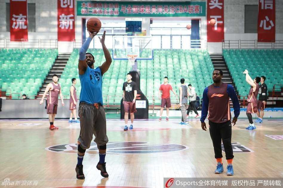 决战前夕的欢乐颂:四川男篮用一种叫“放松”的心态迎接总决赛 杨学增指导静静地站在场边注视着哈里斯的每一次出手,他的眼神里没有丝毫大战前的焦虑,反而透着一股运筹帷幄的笃定,他对这支球队的掌控力体现在每一个细节之中。