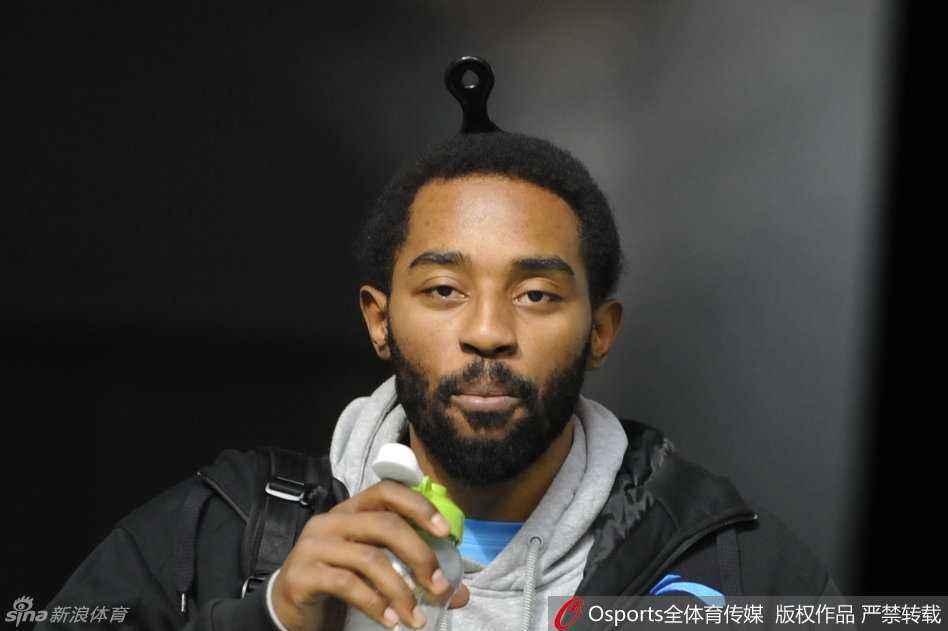 决战前夕的欢乐颂:四川男篮用一种叫“放松”的心态迎接总决赛 在酒店自助餐台前,大外援哈里斯完全像个大孩子,他一边哼着不知名的小调,一边在餐食区上蹿下跳地挑选食物,面对辽宁本地球迷的合影要求,他搞怪地做着鬼脸,逗得身旁的美女球迷开怀大笑。