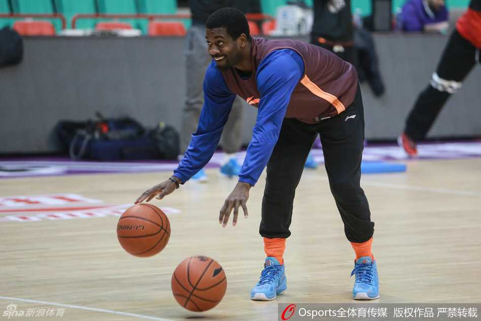 决战前夕的欢乐颂:四川男篮用一种叫“放松”的心态迎接总决赛 训练场上,哈达迪展现出罕见的足球天赋,他用大脚稳稳地颠着篮球,动作有模有样,一旁的孟达看呆了,最终只能无奈认输,这充满欢声笑语的一幕为赛前增添了别样的轻松色彩。