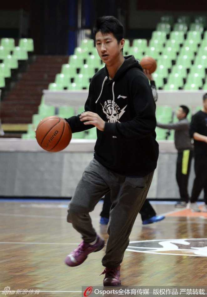 主教练杨学增在场边认真观看球员的运球练习，他神情专注，虽然训练气氛轻松，但作为掌舵者，他对每一个细节都毫不放松。