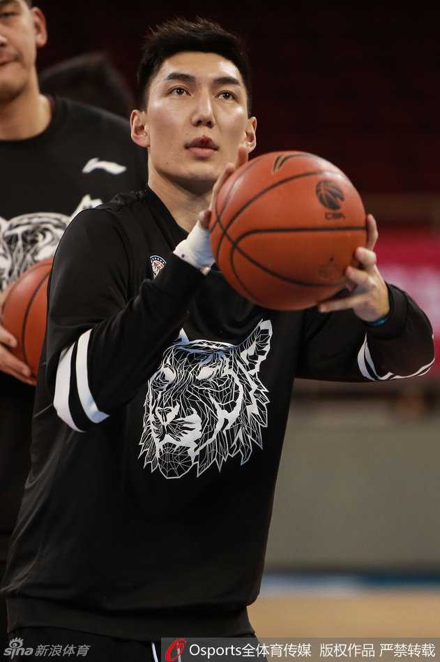 布莱切脸上挂着轻松的笑容，看起来心情不错。这位天赋异禀的大外援性格豪爽，场上的他偶尔也会因私心发些牢骚，但只要他咧嘴一笑，就意味着球队的内线有了最可靠的轴心。