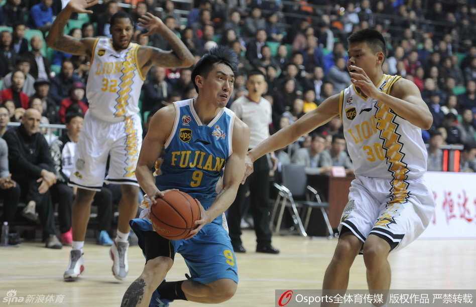 凤城季前赛烽火连天 王哲林内线苦战广厦多点开花 广厦主帅李春江在场边情绪激动地与裁判进行交流,他伸出双手表达着对这次判罚的不满,肢体语言极具张力。