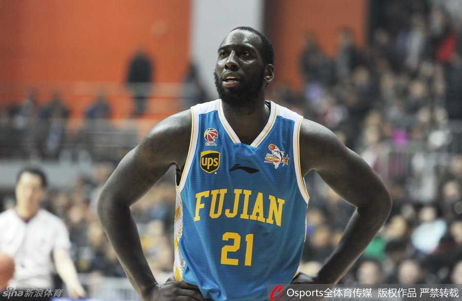 凤城季前赛烽火连天 王哲林内线苦战广厦多点开花 广厦队外援面对福建队的防守,在身体失去平衡的情况下依然顽强地将球抛向篮筐,完成了一次精彩的投篮。