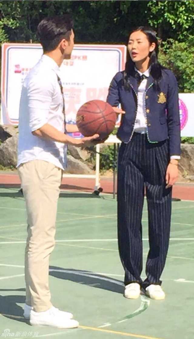 刘雯的一组生活私照，展现出她私下里慵懒而舒适的状态，即使不在聚光灯下，依然散发着独特的超模魅力