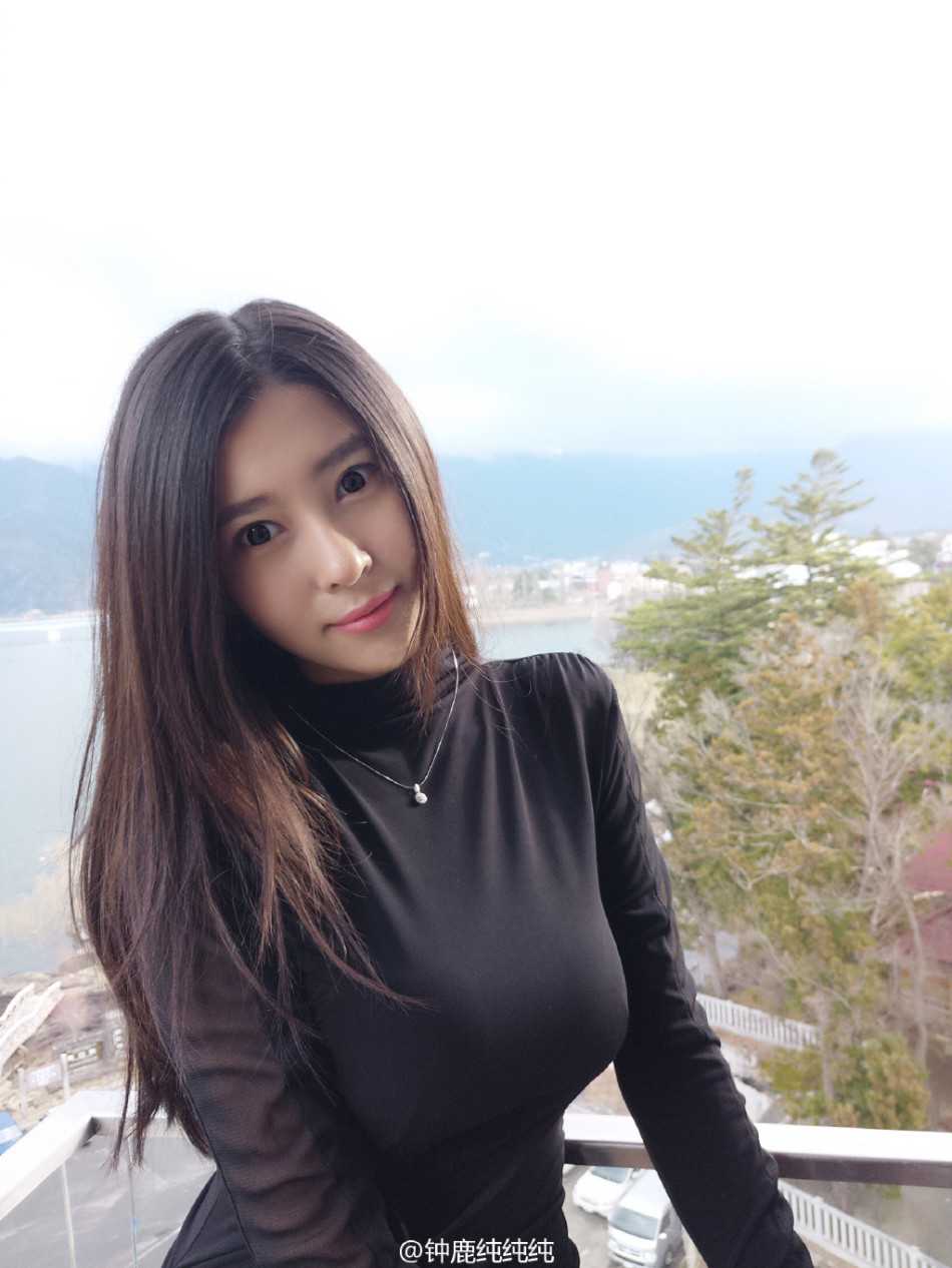 刘晓宇前女友钟鹿纯绝美私房照 车模女神惊艳时光 钟鹿纯身穿简约白色上衣,眼神温柔地望向镜头,举手投足间散发着优雅迷人的气质。