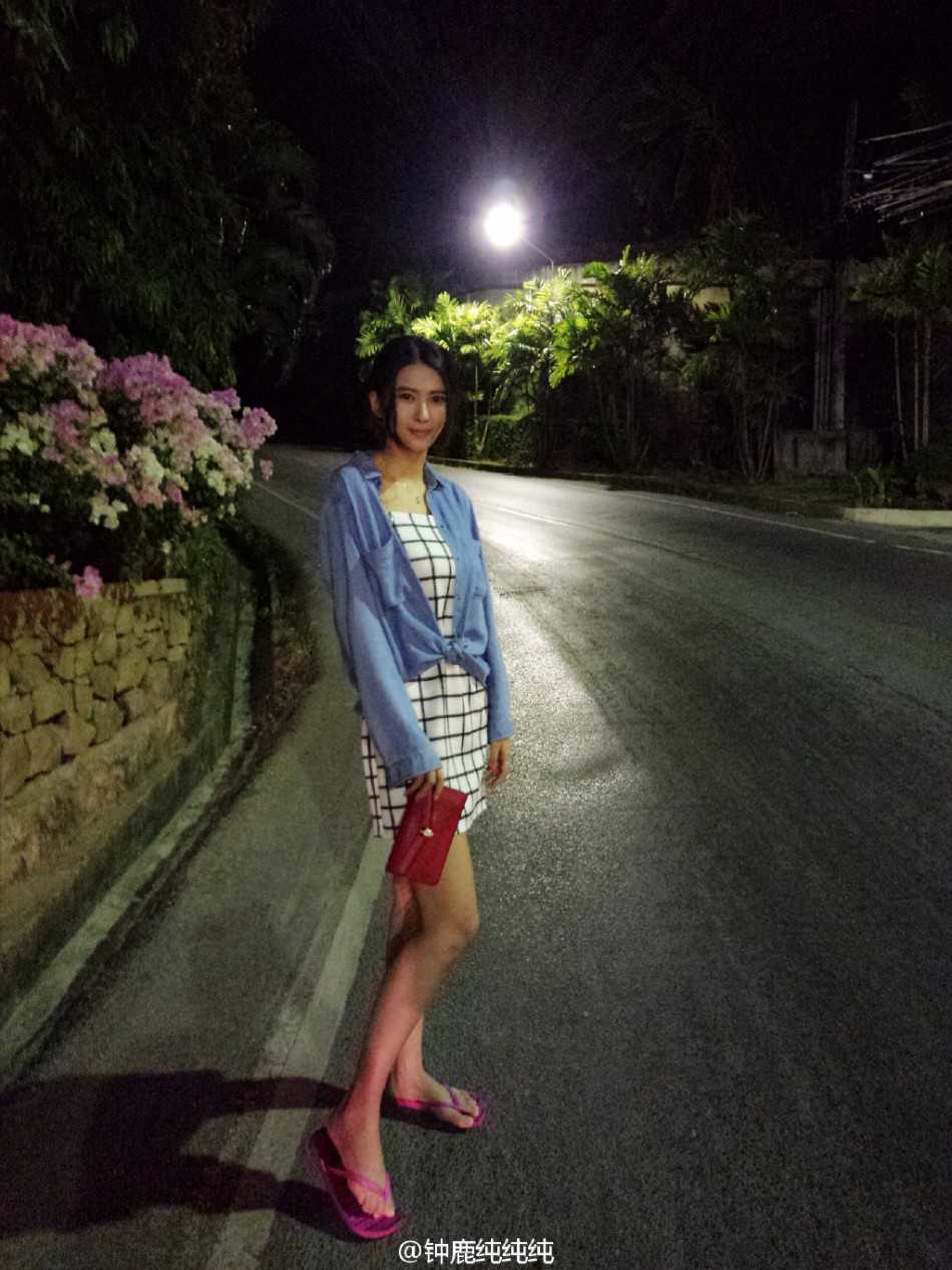 刘晓宇前女友钟鹿纯绝美私房照 车模女神惊艳时光 钟鹿纯凝视着窗外,侧颜线条完美,画面充满了故事感,仿佛在诉说着那些关于青春与成长的光影记忆。