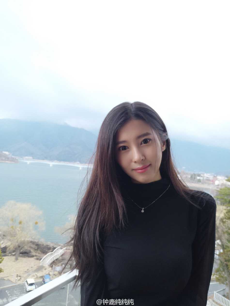 刘晓宇前女友钟鹿纯绝美私房照 车模女神惊艳时光 这张私房照中的钟鹿纯,展现了她俏皮的一面,微微侧身,灵动中带着一丝少女的娇羞。