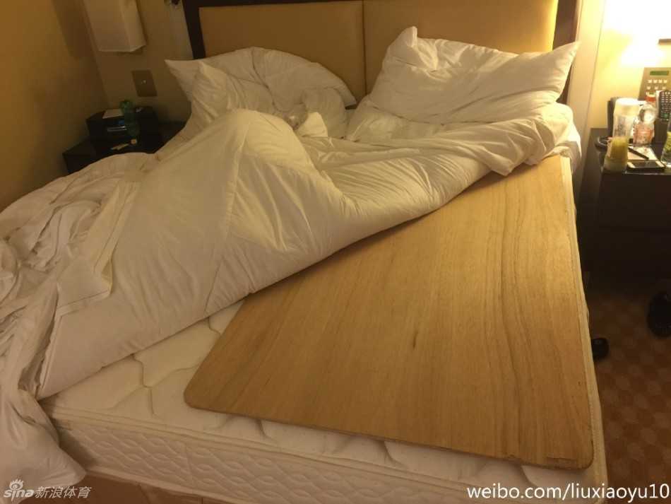 刘晓宇赴港“返厂维修”:腰伤下的坚韧与等待 在国奥队的比赛暂停间隙,刘晓宇眼神专注地盯着战术板,与教练积极沟通,作为一名经验丰富的老将,他正在用实际行动带动着身边的年轻队友。