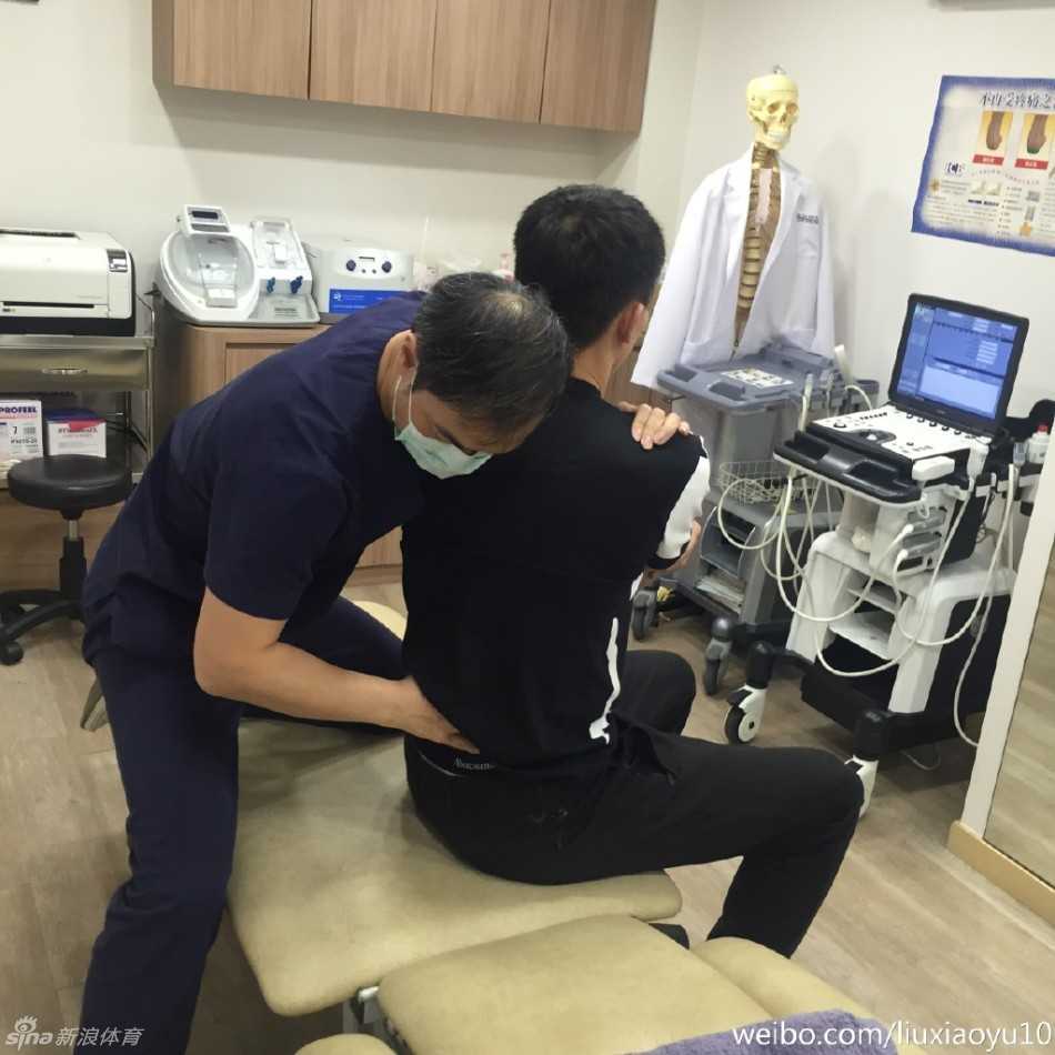 刘晓宇赴港“返厂维修”:腰伤下的坚韧与等待 赛场上,刚刚伤愈的刘晓宇眼神坚定,面对白俄罗斯队的防守球员,他灵活地寻找队友,每一次传球都试图撕裂对手的防线,仿佛在宣告王者归来。