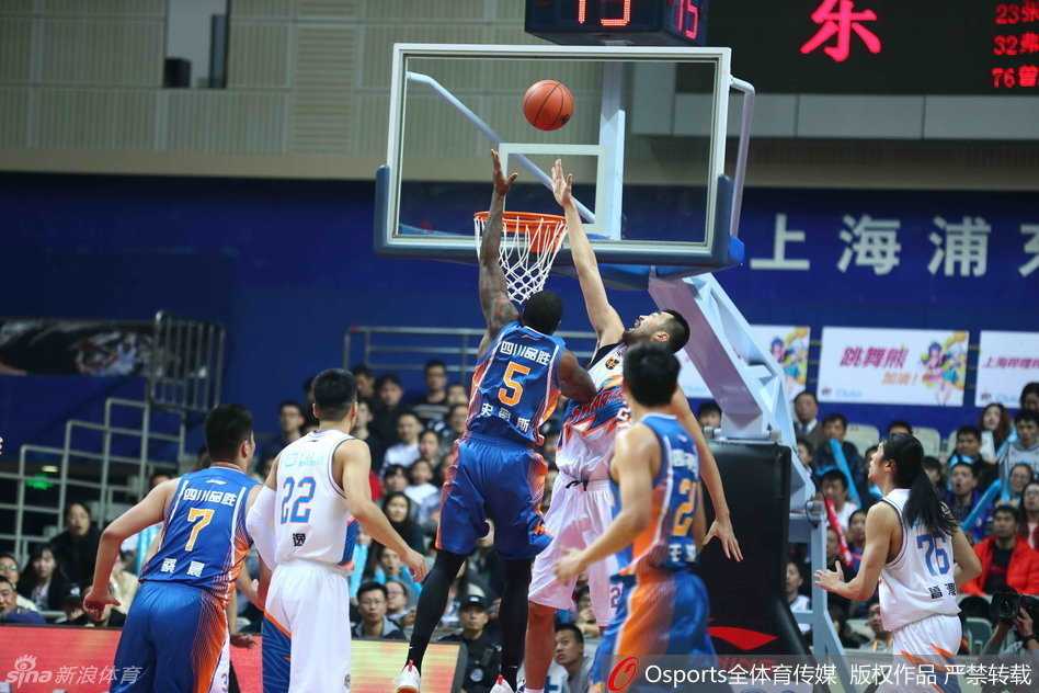 张兆旭与孟达在内线展开激烈的肌肉碰撞，两人手臂纠缠，青筋暴起，仿佛两头争夺领地的雄狮，空气中都弥漫着对抗的火药味。