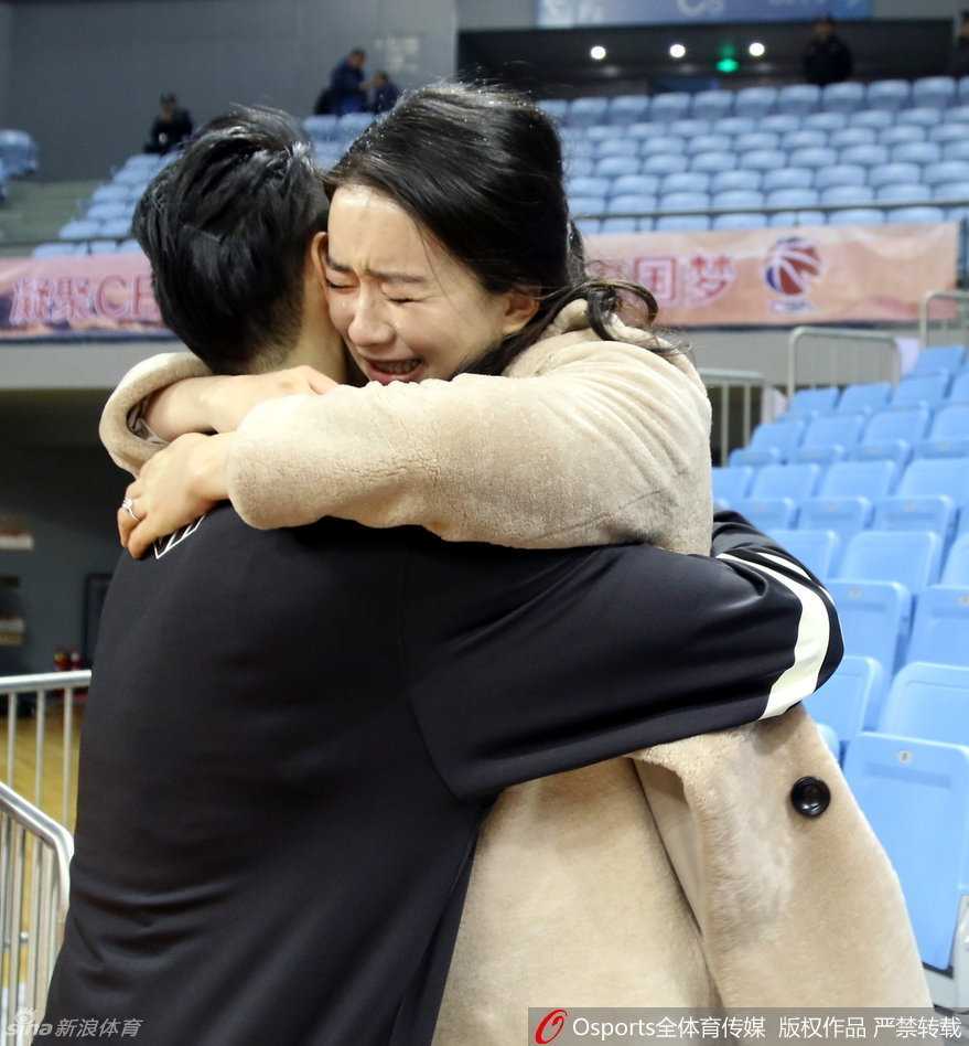 别离五个月的拥抱:孟达返乡携孕妻赛场诉相思 赛后,热情的江苏球迷围住孟达合影,笑容满面地举着手机,用镜头留住这位家乡骄子的身影。