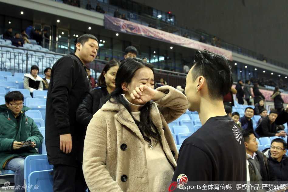 别离五个月的拥抱:孟达返乡携孕妻赛场诉相思 赛后,孟达与爱妻深情一吻,旁边的友人纷纷用手机记录下这甜蜜而温馨的瞬间。