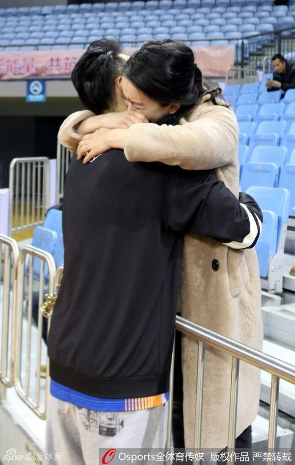 别离五个月的拥抱:孟达返乡携孕妻赛场诉相思 江苏球迷高举“欢迎达锅回家”的横幅,熟悉的多音字呼唤让孟达瞬间红了眼眶。