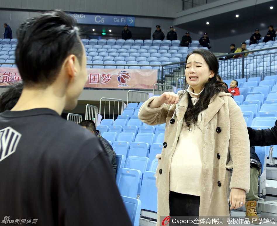 别离五个月的拥抱:孟达返乡携孕妻赛场诉相思 孟达在场上专注运球突破,他在老家的地盘上砍下关键分,用实力证明自己依然是那个无所不能的“达锅”。