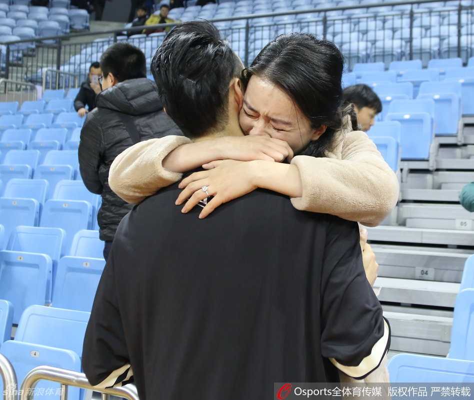 别离五个月的拥抱:孟达返乡携孕妻赛场诉相思 挺着孕肚的赵丹丹与孟达紧紧相拥,五个月的思念化作夺眶而出的热泪,丈夫的臂弯是她最安心的港湾。