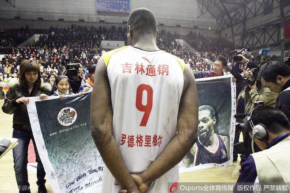 别离骊歌动心弦:中国篮坛那些闪耀时代的退役记忆 杜锋退役仪式众星云集,姚明、王治郅、巴特尔等中国篮坛巨星悉数到场,众人齐聚球场中央,用欢笑与合影为杜锋的球员生涯画上圆满句号。