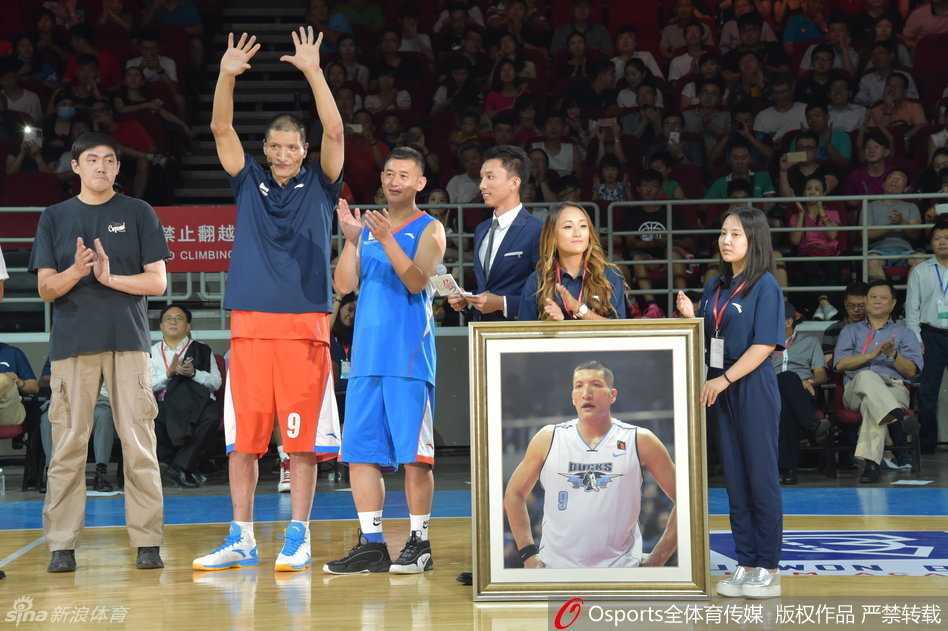 别离骊歌动心弦:中国篮坛那些闪耀时代的退役记忆 退役仪式上,巴特尔手持话筒动情致辞,说到动情处不禁掩面哽咽,身旁的家人与朋友眼含泪光,台下掌声雷动,向他致以最崇高的敬意。