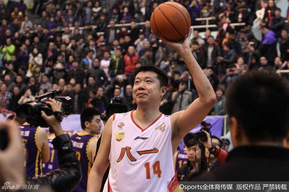 别离骊歌动心弦:中国篮坛那些闪耀时代的退役记忆 雨夜的宁波雅戈尔体育馆外,球迷们自发聚集在雨中,手持标语,目光殷切地目送王治郅所乘大巴缓缓驶离,空气中弥漫着不舍与敬意。