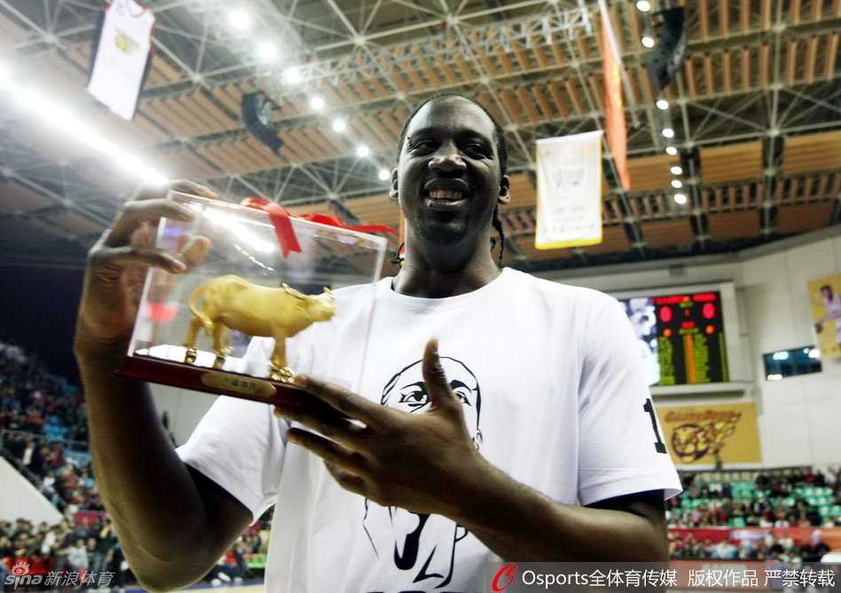 别离骊歌动心弦:中国篮坛那些闪耀时代的退役记忆 身经百战的“战神”刘玉栋在福建男篮因伤退役,他坚毅的眼神中透露出对赛场的无限眷恋,现场球迷打出横幅,感谢他为中国篮球做出的卓越贡献。