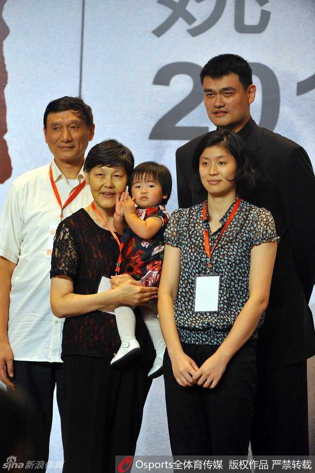 别离骊歌动心弦:中国篮坛那些闪耀时代的退役记忆 广东宏远为功勋外援积臣举办隆重退役仪式,俱乐部将一座象征荣誉与感谢的金牛送到他手中,积臣面带笑容,身后的15号球衣即将升空。