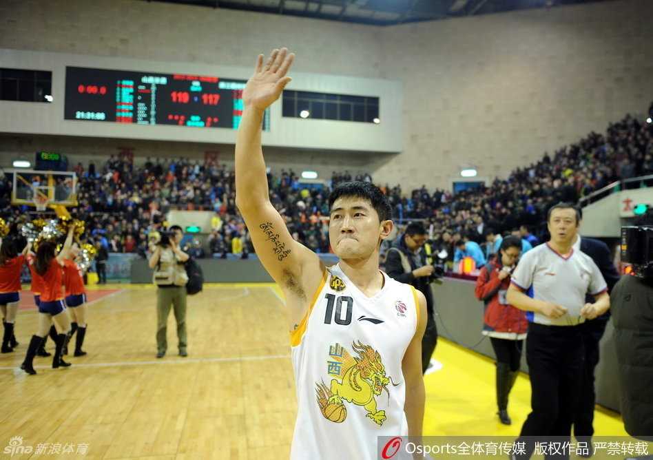 别离骊歌动心弦:中国篮坛那些闪耀时代的退役记忆 吉林男篮主场,罗德·格里格尔泪洒赛场,他深情拥抱对手积臣,旁边是写着寄语的巨幅海报,这一刻胜负已无关紧要,唯有情谊永恒。