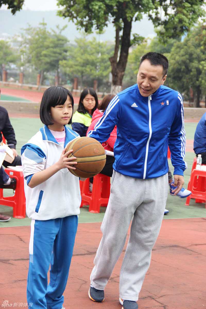 小队员正在做护球练习，表情专注，身体姿态有模有样