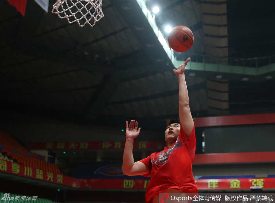 哈里斯的篮下终结瞬间，他高高跃起，手腕柔和地将球送入网窝。这次投篮练习专注而有力，仿佛要将必胜的信念通过篮球灌入篮筐之中。