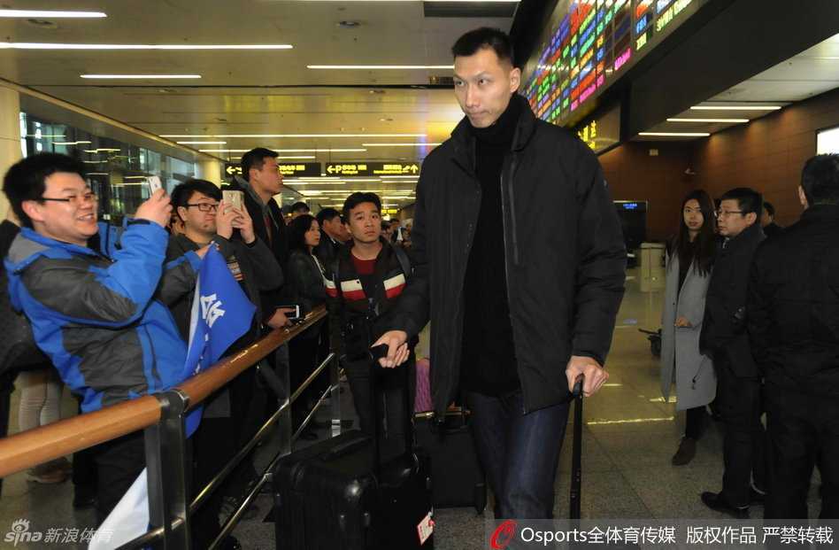 剑指苍穹:华南虎北上记 “帅气阿联”依旧是全场焦点,他戴着耳机,神情冷峻地推着行李,坚毅的目光仿佛已穿透眼前的通道,望向了即将到来的激战场面。