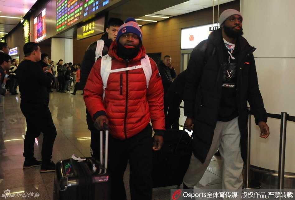 剑指苍穹:华南虎北上记 小外援拜纳姆随队出征,脸上带着标志性的笑容,但眼神中却藏着一丝对伤势的忧虑和对赛场的渴望,他明白,这次东北之行注定不会轻松。