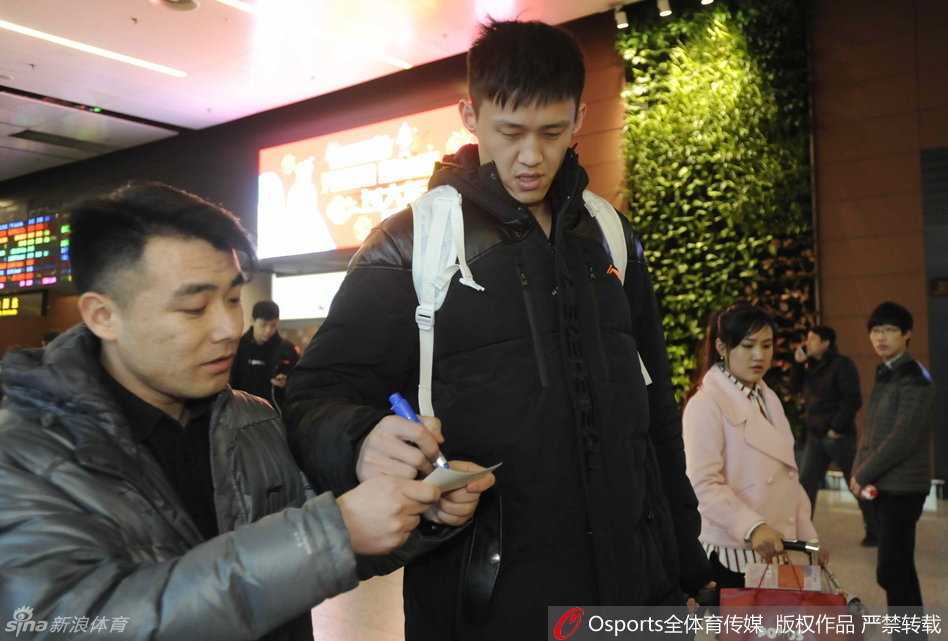 剑指苍穹:华南虎北上记 新援卡特背着行囊低调抵达,他的眼神中充满了好奇与坚定,作为救火队员,他需要尽快融入球队,在半决赛的舞台上证明自己的价值。