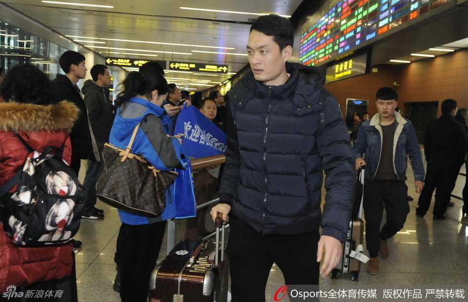 剑指苍穹:华南虎北上记 陈江华和周鹏受到了沈阳球迷的热情追捧,微笑致意间,流露出的是对球迷支持的感激,也暗含着在系列赛中证明自己的决心。