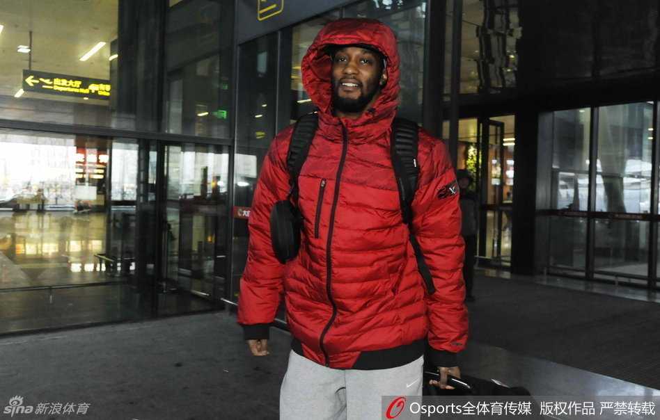 剑指苍穹:华南虎北上记 主教练杜锋身着便装,表情严肃地走在队伍中,他的心中正盘算着如何调配手中的牌,让伤愈复出的拜纳姆与新援卡特能发挥出最大威力。