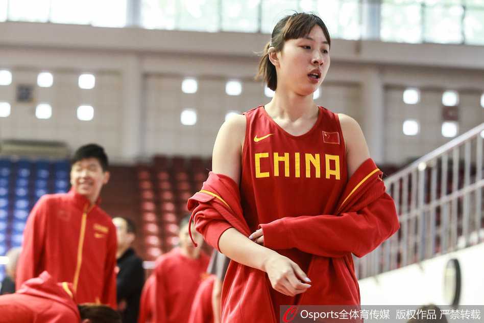 剑指里约,玫瑰再绽放 纪妍妍在训练结束后,弯腰为守候多时的小球迷签名,脸上带着温暖的笑容,这一刻她是场上严厉的‘女科比’,也是场下亲切的大姐姐。