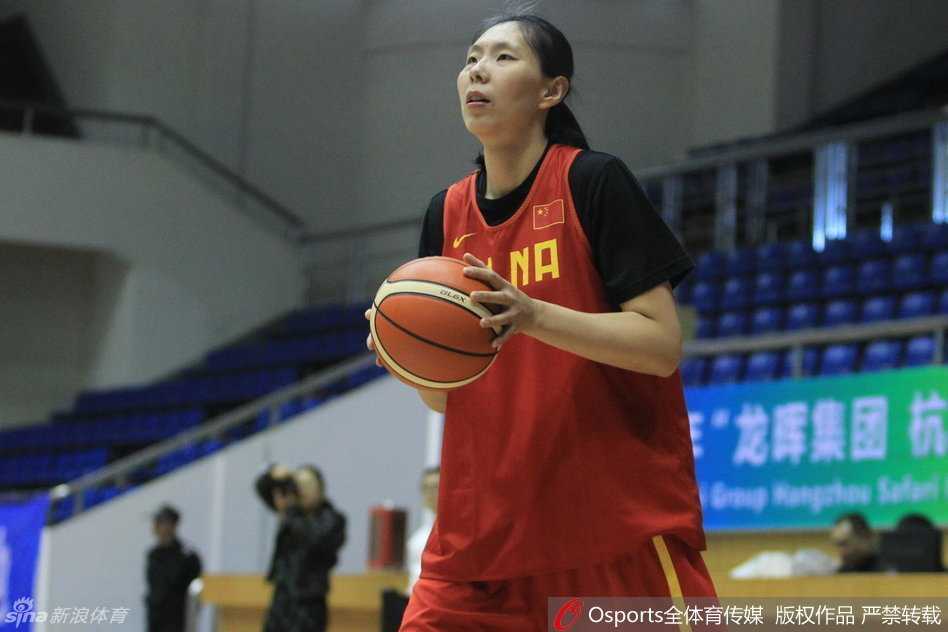 大学生球员吴迪表情带着些许呆萌，眼神却紧紧跟随篮球，这位“零职业联赛经验”的国手正在快速成长。