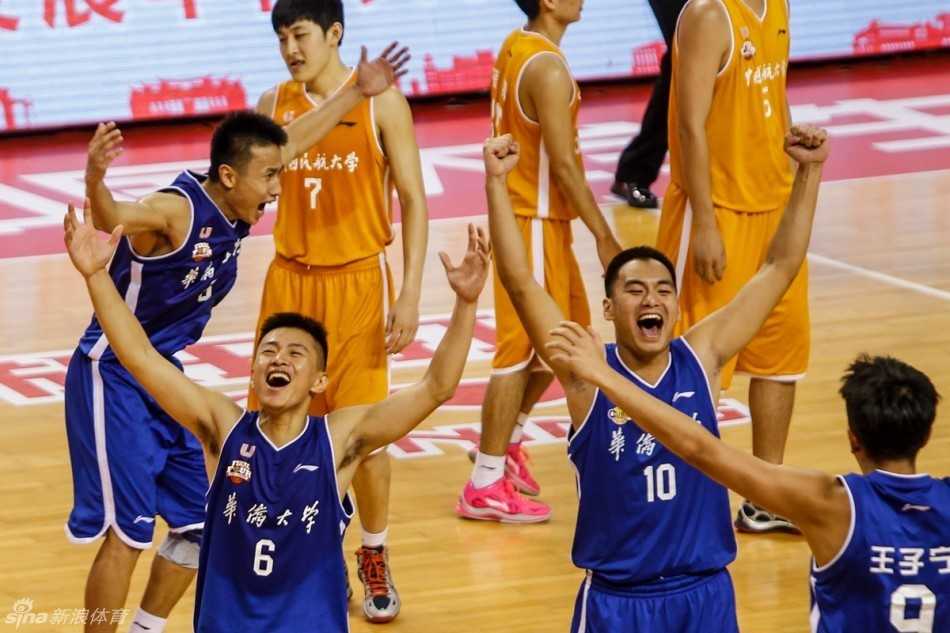 加冕九冠王:华侨大学男篮的荣耀之夜与不灭薪火 在漫天金色彩带中,华侨大学男篮队员合力举起象征荣耀的CUBA总冠军金篮板,脸上洋溢着夺冠后的狂喜与自豪