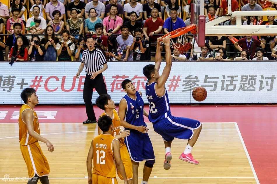 加冕九冠王:华侨大学男篮的荣耀之夜与不灭薪火 夺冠后,即将告别校园的功勋球员眼含热泪,与并肩作战多年的队友紧紧相拥,这一刻所有的艰辛与付出都化为无声的感动