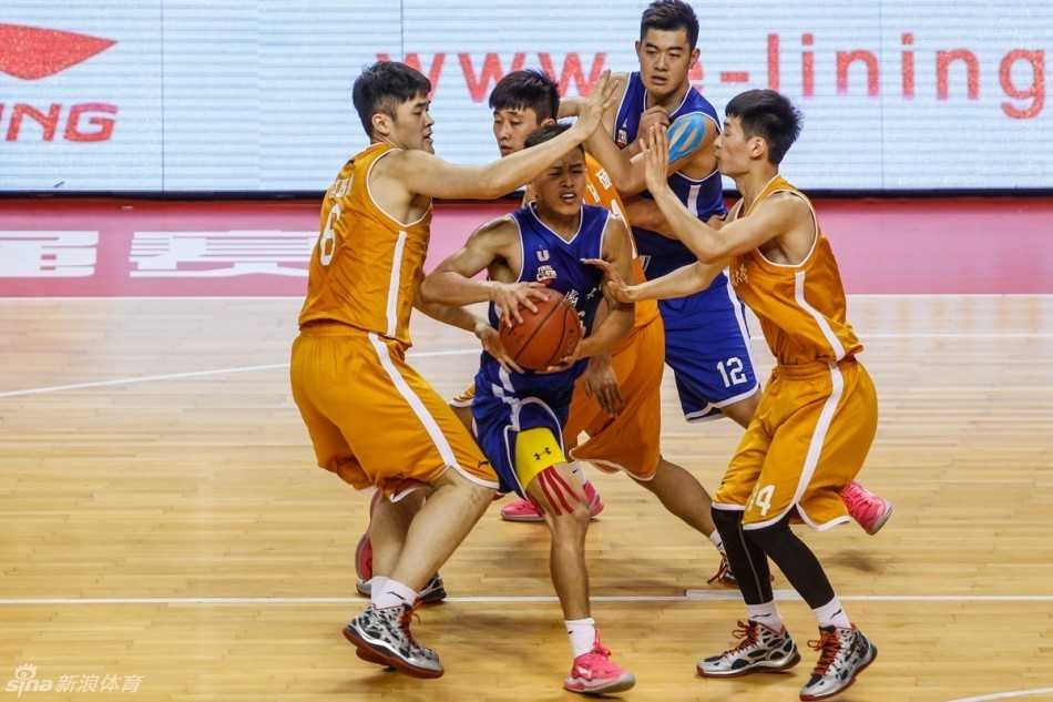 加冕九冠王:华侨大学男篮的荣耀之夜与不灭薪火 华大男篮教练组在场边聚精会神地指挥比赛,主教练林小霖正通过手势向场上队员传达新的战术指令