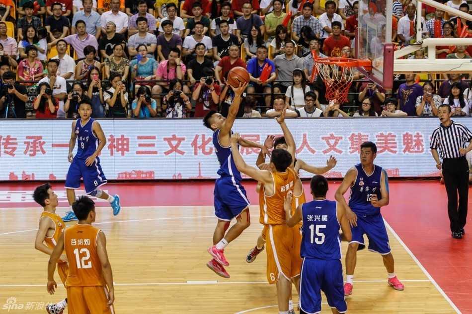 加冕九冠王:华侨大学男篮的荣耀之夜与不灭薪火 看台上挤满了身着红色T恤的华侨大学球迷,他们挥舞着旗帜,在看台上掀起一阵阵红色的助威人浪,声势浩大