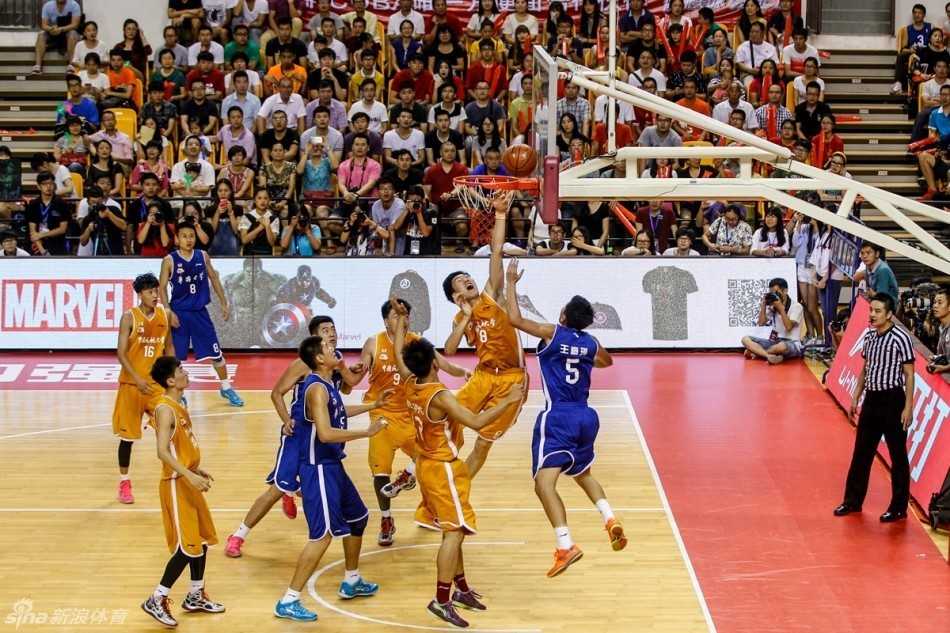 加冕九冠王:华侨大学男篮的荣耀之夜与不灭薪火 华大男篮内线核心高高跃起,在空中与对方防守球员发生激烈身体对抗后,依然稳稳地将球投向篮筐