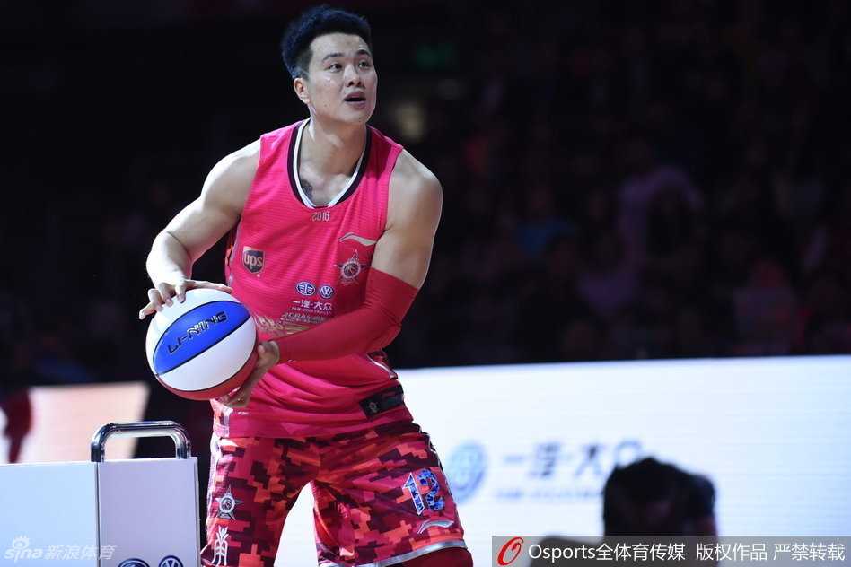 加时封王!赵泰隆力压孙悦孟铎,成CBA历史首位扣篮与三分双冠王 孙悦出手瞬间,篮球在空中划出弧线,可惜加赛中他的手感未能延续,遗憾错失冠军。