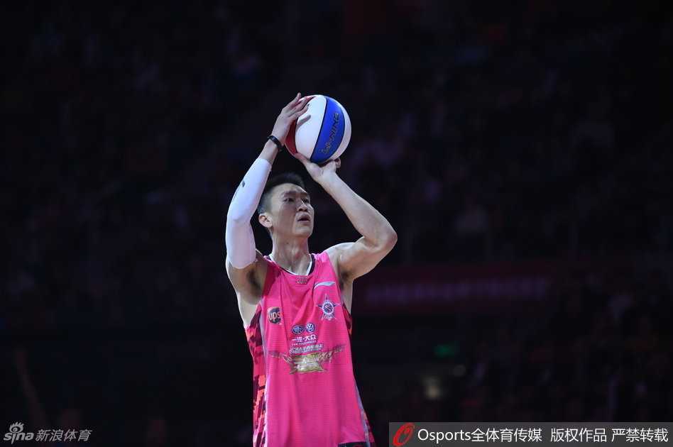 加时封王!赵泰隆力压孙悦孟铎,成CBA历史首位扣篮与三分双冠王 赵泰隆在加赛中手感火热,手起刀落,篮球应声入网,他用无解的表现征服了全场观众。