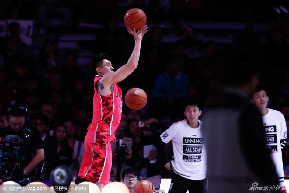 加时封王!赵泰隆力压孙悦孟铎,成CBA历史首位扣篮与三分双冠王 孟铎在三分大赛中神情专注,出手果断,每一个花球都牵动着现场球迷的心弦。