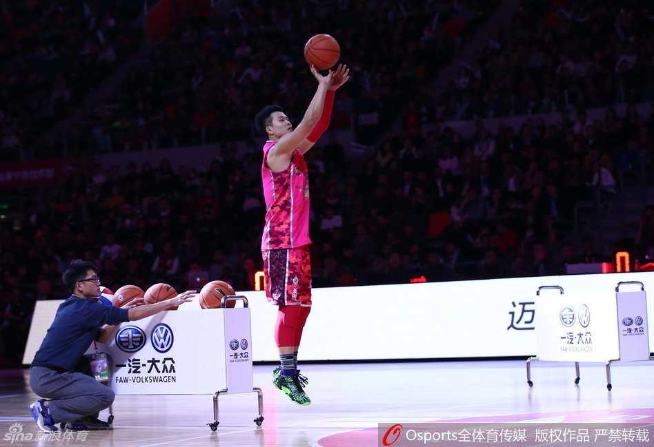 加时封王!赵泰隆力压孙悦孟铎,成CBA历史首位扣篮与三分双冠王 刘晓宇、周鹏、方硕和周湛东在场边专注地观看三分大赛,他们也是这个精彩夜晚的见证者。